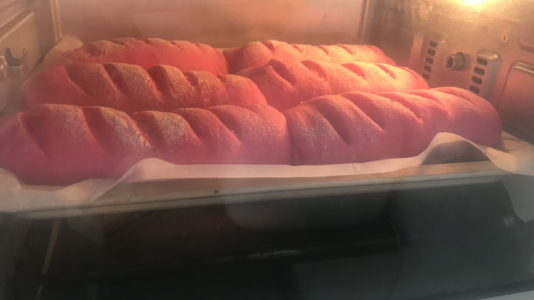 火龙果椰蓉面包卷,放入预热好的烤箱,上下火170度烤30分钟
注意观察面包上色,每个烤箱脾气不相同,温度可自行调节。