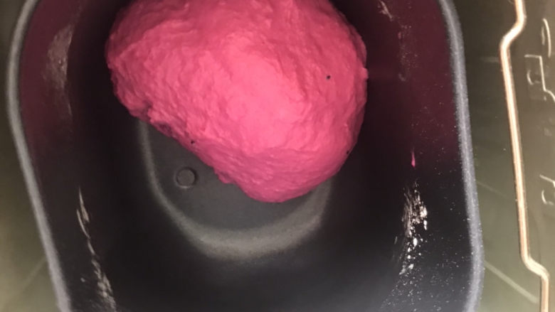 火龙果椰蓉面包卷,面包机和面比人功揉手套膜省事的多,等到时间到了,手能轻轻拉出手套膜就可以了,发酵1小时左右
