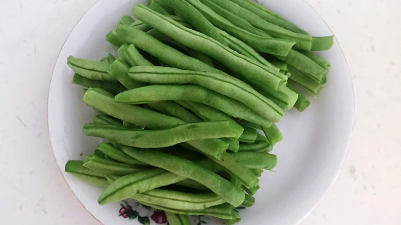 排骨焖面,把四季豆清洗干净,掰成小段