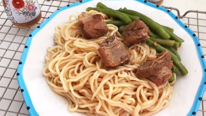 排骨焖面,排骨焖面风味独特,香而不腻,面条筋道,非常美味~