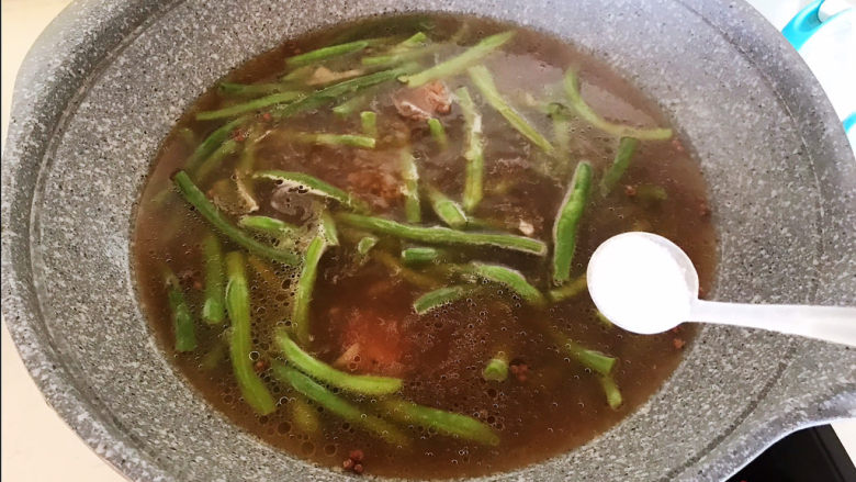 排骨焖面,加入四季豆,继续烧10分钟,然后加入精盐调匀