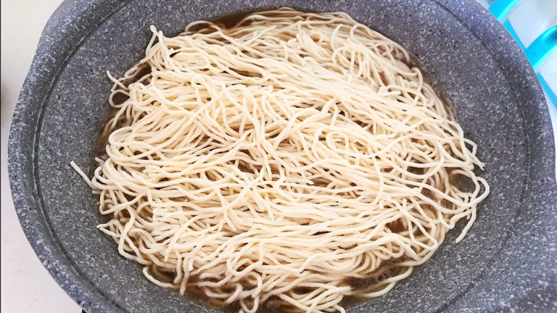 排骨焖面,把切面铺在排骨上面