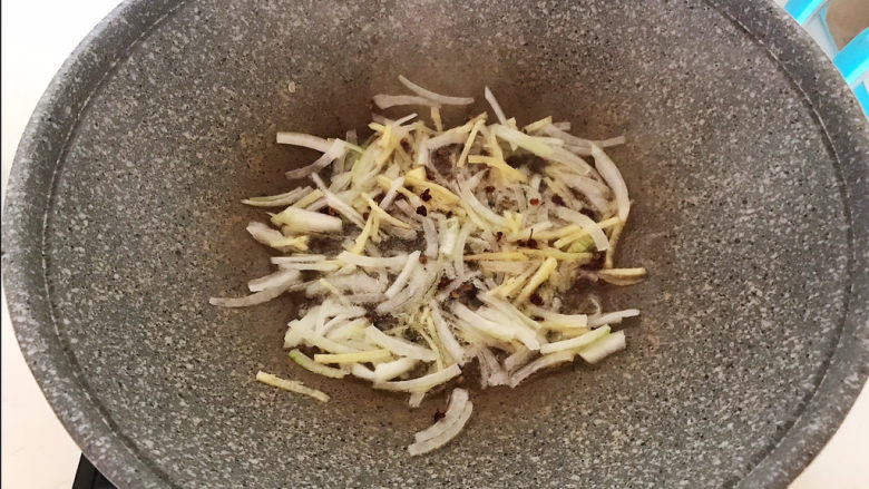 排骨焖面,加入葱姜,炒出香味