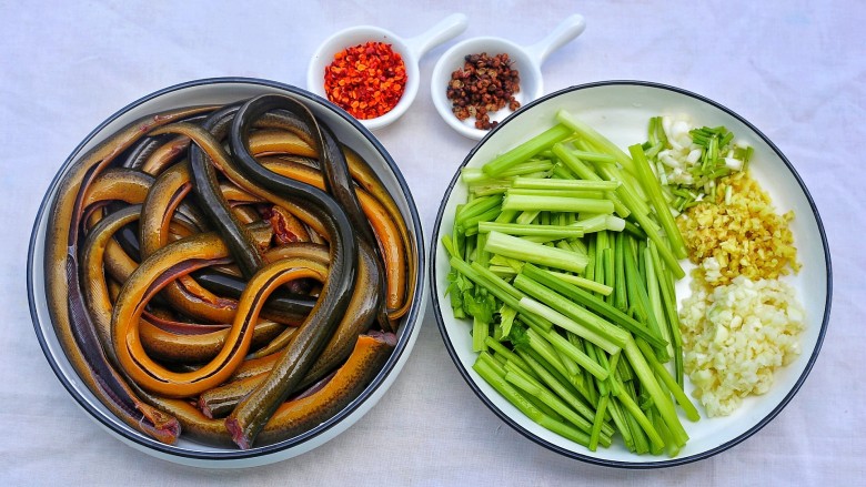 红烧黄鳝,准备好所有食材。