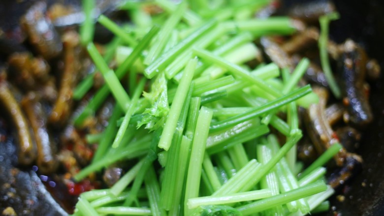 红烧黄鳝,加入芹菜。