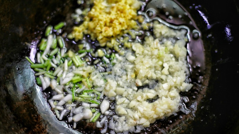 红烧黄鳝,另起锅加入葱姜蒜末,