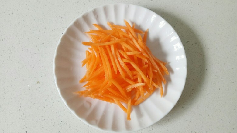 白玉菇鸡蛋汤,<a style='color:red;display:inline-block;' href='/shicai/ 25'>胡萝卜</a>去皮清洗干净,切成细丝