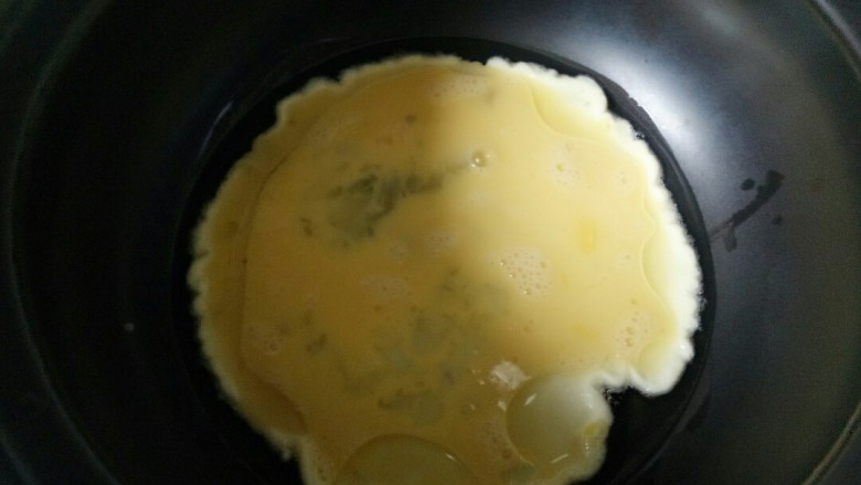 白玉菇鸡蛋汤,倒入鸡蛋液翻炒凝固
