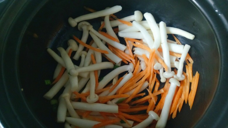 白玉菇鸡蛋汤,加入胡萝卜丝,白玉菇翻炒片刻