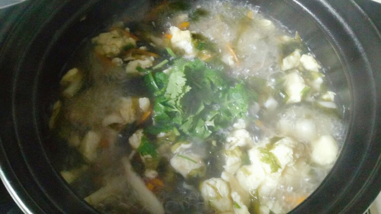 白玉菇鸡蛋汤,撒些香菜碎,加加入<a style='color:red;display:inline-block;' href='/shicai/ 847'>香油</a>搅拌均匀即可