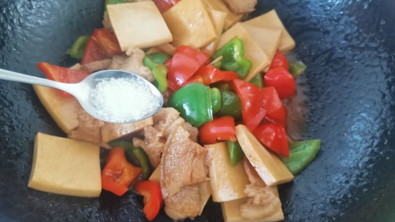 干锅千叶豆腐,加入白糖翻炒片刻,最后淋上水淀粉勾芡