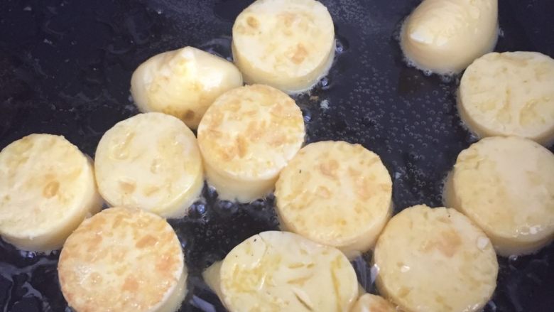 脆皮日本豆腐,煎至金黄后翻面再煎,直到两面金黄