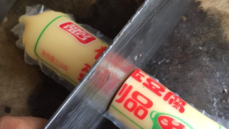 脆皮日本豆腐,首先从中间切段