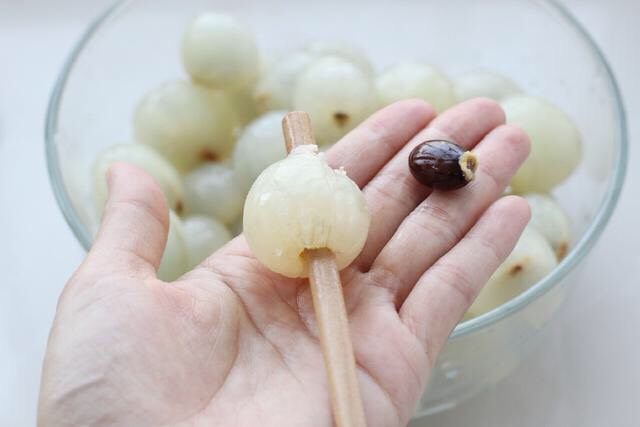 荔枝罐头,然后取一根筷子从有蒂的这边捅进去,将荔枝核从另一边捅出来。