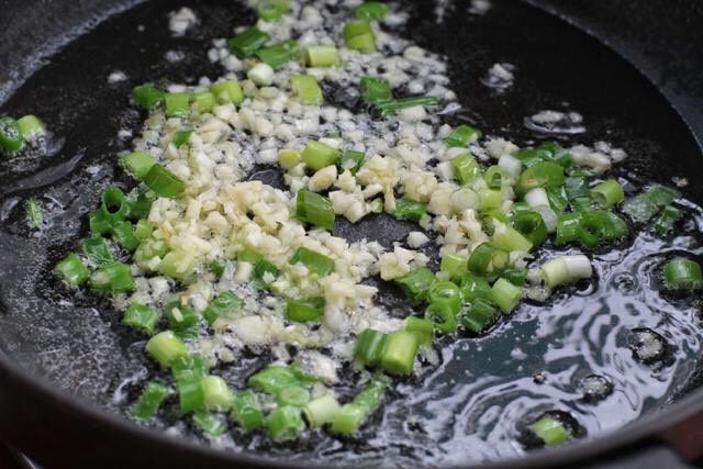 脆皮日本豆腐,就锅中底油放入葱花和姜、蒜末，用小火炒香。
