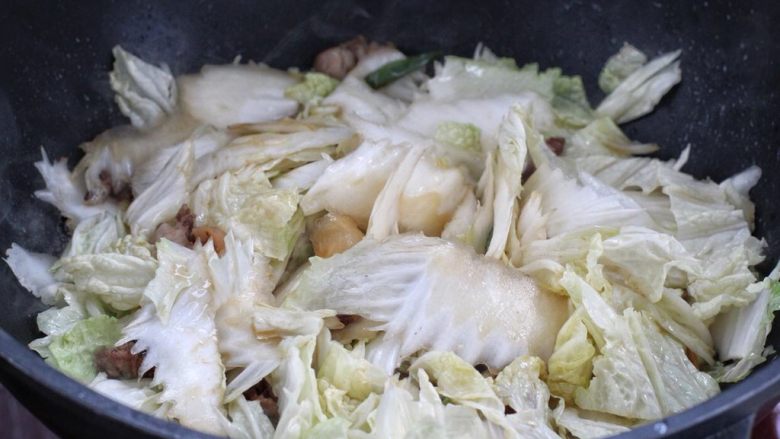 白菜炖豆腐,放入白菜片改大火快速翻炒,差不多半分钟左右白菜变软。