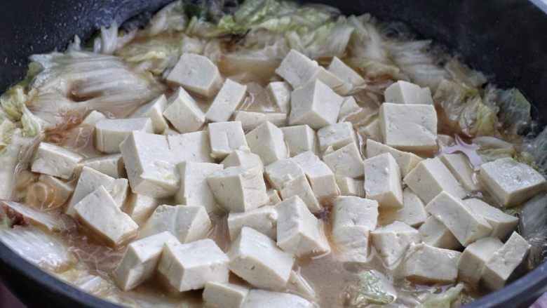 白菜炖豆腐,然后再将豆腐放进锅中轻轻翻拌均匀,用中小火炖煮十分钟左右。