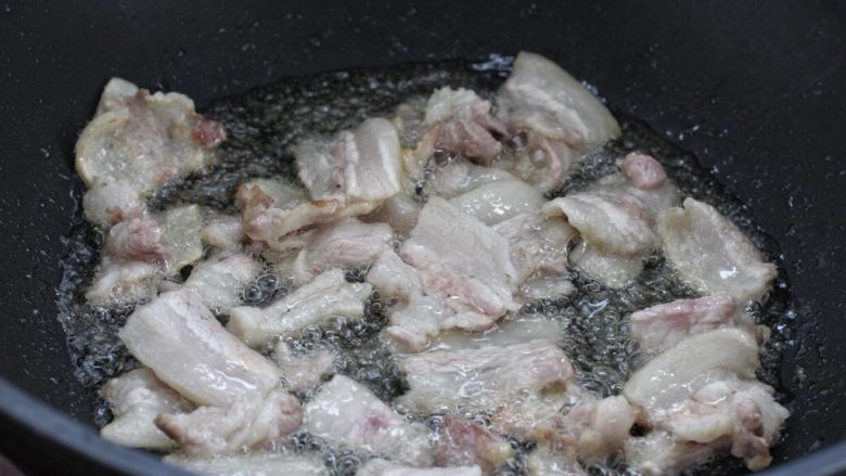 白菜炖豆腐,锅中倒适量食用油烧热,将五花肉放入锅中小火煸炒至透明的出油状态。如果觉得五花肉太腻可以继续煸炒成焦黄状。