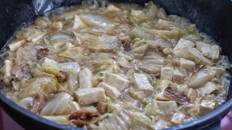 白菜炖豆腐,按照个人口味调入适量的盐和<a style='color:red;display:inline-block;' href='/shicai/ 756'>鸡精</a>,改大火翻炒收汁。