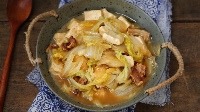 白菜炖豆腐,一道简单又营养的五花肉白菜炖豆腐就做好了,搭配米饭特别入味儿哦!