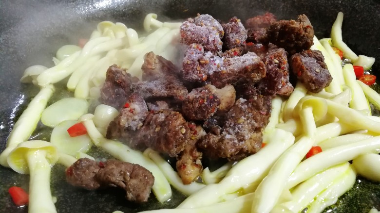 减脂系#白玉菇煎烤牛肉#,放入<a style='color:red;display:inline-block;' href='/shicai/ 39574'>烤牛肉</a>。无需解冻,可直接放入锅内慢慢煸炒。