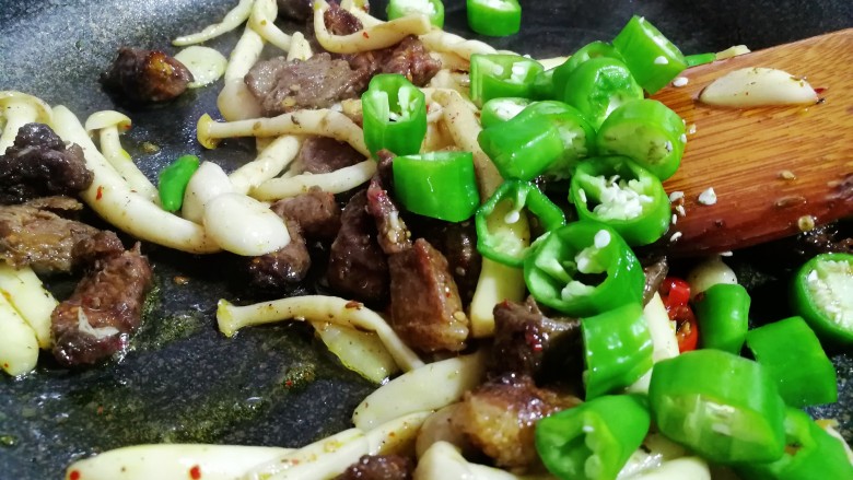 减脂系#白玉菇煎烤牛肉#,几分钟后白玉菇变软,牛肉变软,放入青椒段。