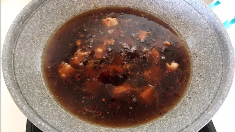 排骨冬瓜汤,加入开水,大火烧开后小火慢烧20分钟