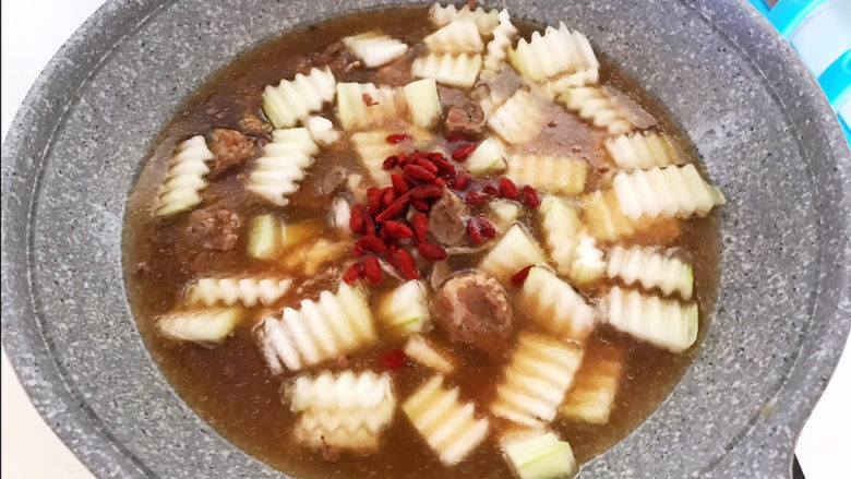 排骨冬瓜汤,加入枸杞,大火烧开后煮5分钟