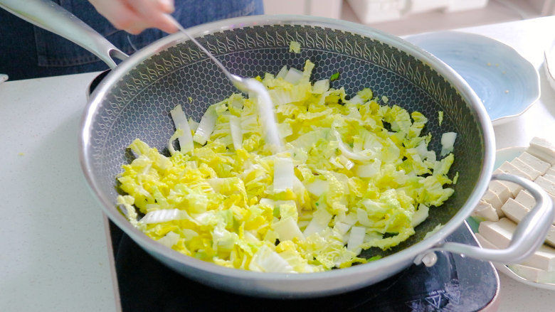 白菜炖豆腐,再放入食盐