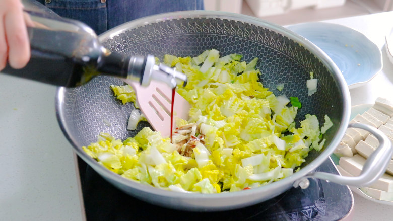 白菜炖豆腐,倒入生抽