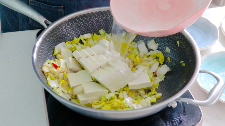 白菜炖豆腐,炒至断生后,放入豆腐块,再倒入适量的清水