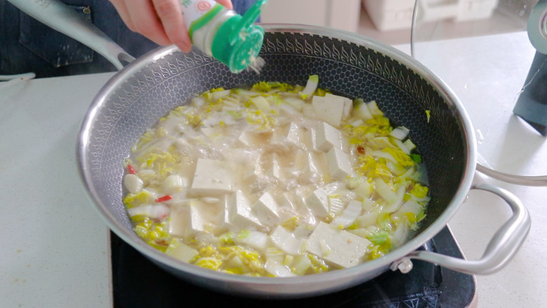 白菜炖豆腐,炖好后,撒上胡椒粉