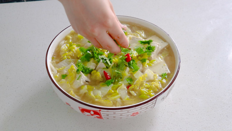 白菜炖豆腐,撒上一些香菜，美味营养的白菜豆腐汤就做好了，味道十分的好吃，一碗根本不够。