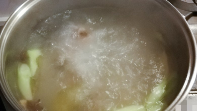 排骨冬瓜汤,大火煮开 转中小火