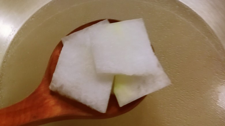 排骨冬瓜汤,另取一汤锅 将煮好的排骨汤过滤到汤锅里 虑掉骨渣和香辛料
放入冬瓜片