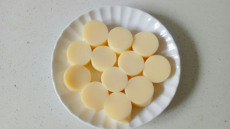 脆皮日本豆腐,将日本豆腐切成1cm的厚度