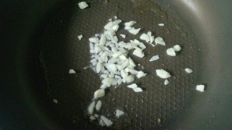 脆皮日本豆腐,另起一锅,加入适量油烧热,放入蒜末煸香