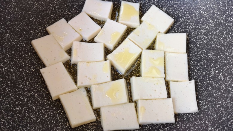 干锅千叶豆腐,炒锅内倒适量的食用油烧热,放入千叶豆腐。