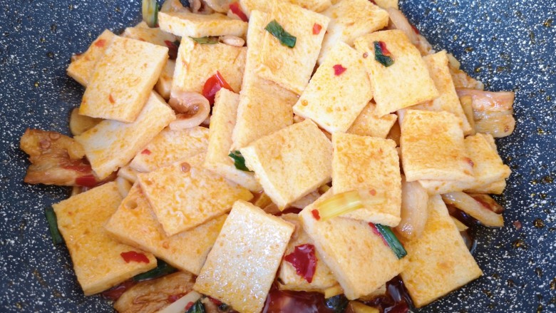 干锅千叶豆腐,加一点水,焖炒3分钟左右。