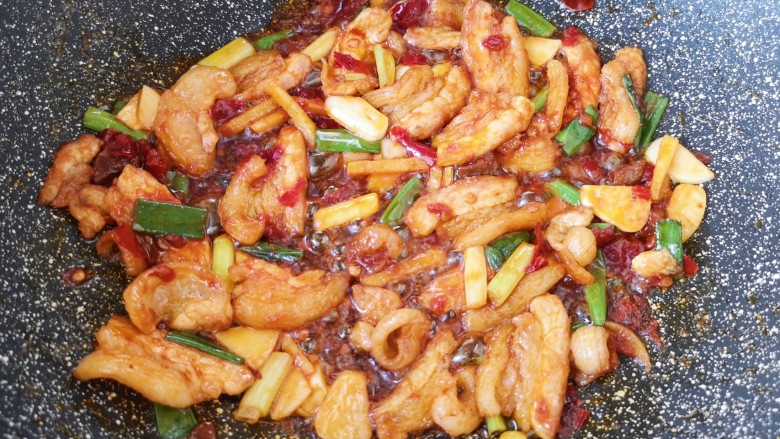 干锅千叶豆腐,加入<a style='color:red;display:inline-block;' href='/shicai/ 705'>豆瓣酱</a>,炒出红油。