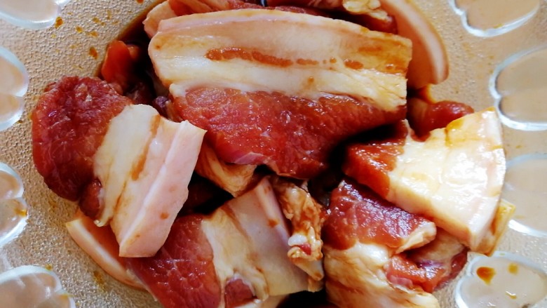蜜枣白粽+彩豆肉粽,<a style='color:red;display:inline-block;' href='/shicai/ 428'>五花肉</a>切厚片,拌上生抽,适量盐腌制10分钟。