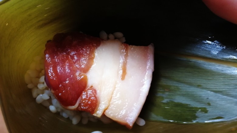 蜜枣白粽+彩豆肉粽,放入一片腌制好的肉。(带点肥的才更香)