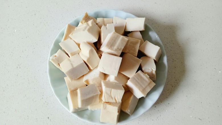 白菜炖豆腐,<a style='color:red;display:inline-block;' href='/shicai/ 465'>豆腐</a>用清水冲洗一下,切成小方块