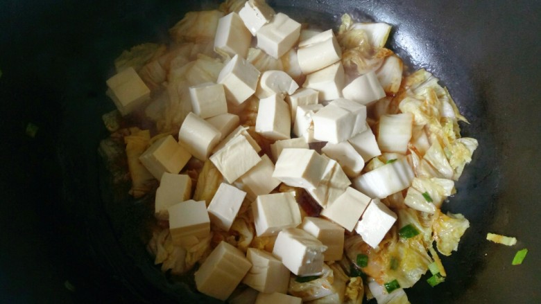 白菜炖豆腐,加入豆腐块,盖上锅盖焖煮5分钟