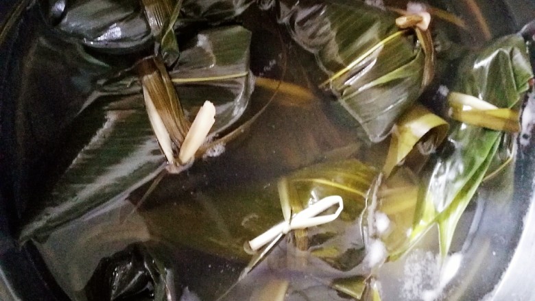 蜜枣白粽+彩豆肉粽,凉水要过粽子,盖上盖子大火煮开,文火煮一个小时,捞出即可。冷却后冰箱冷藏。