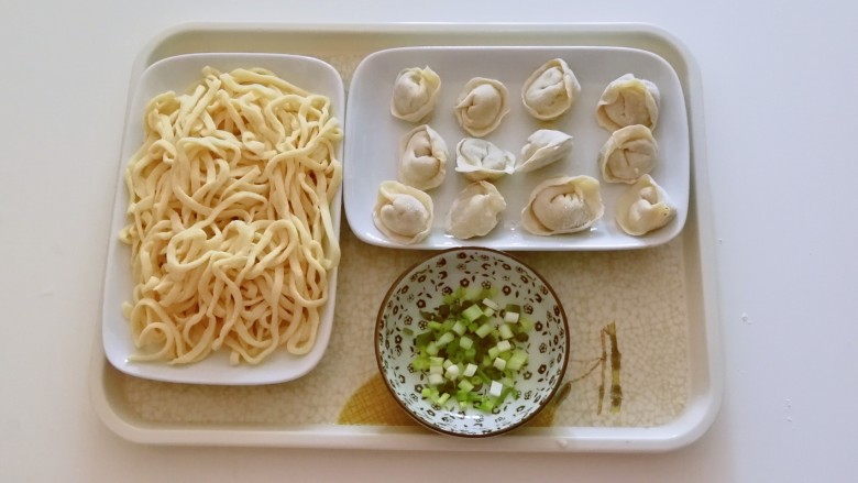 云吞面,云吞面的食材准备好了 <a style='color:red;display:inline-block;' href='/shicai/ 3232'>香葱</a>切小圈