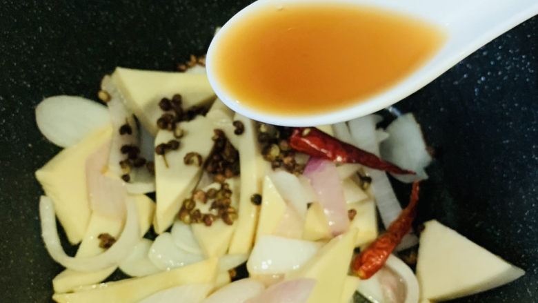 干锅千叶豆腐,加2勺<a style='color:red;display:inline-block;' href='/shicai/ 718'>料酒</a>,炝锅