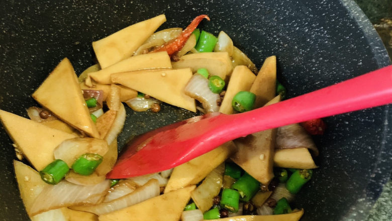 干锅千叶豆腐,转中火,翻炒均匀调料