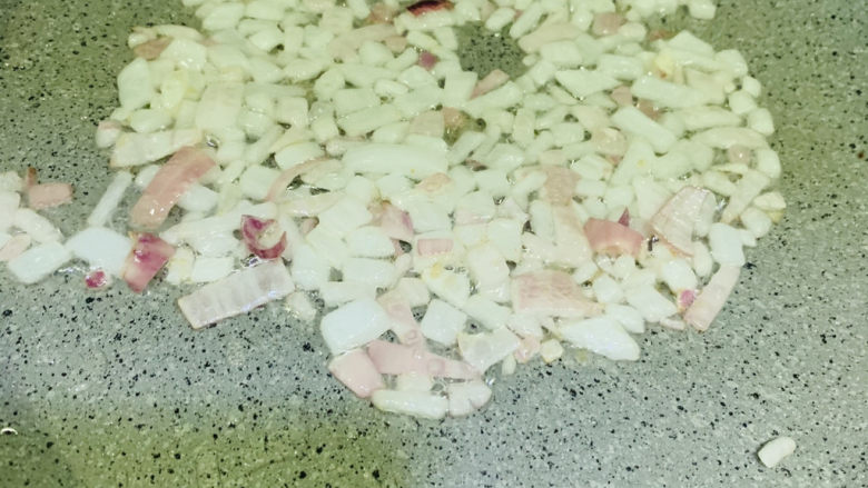 广式萝卜糕,锅加食用油,炒香洋葱丁