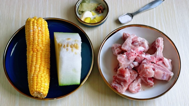 排骨冬瓜汤,准备食材,葱<a style='color:red;display:inline-block;' href='/shicai/ 37'>姜</a>去皮切好。